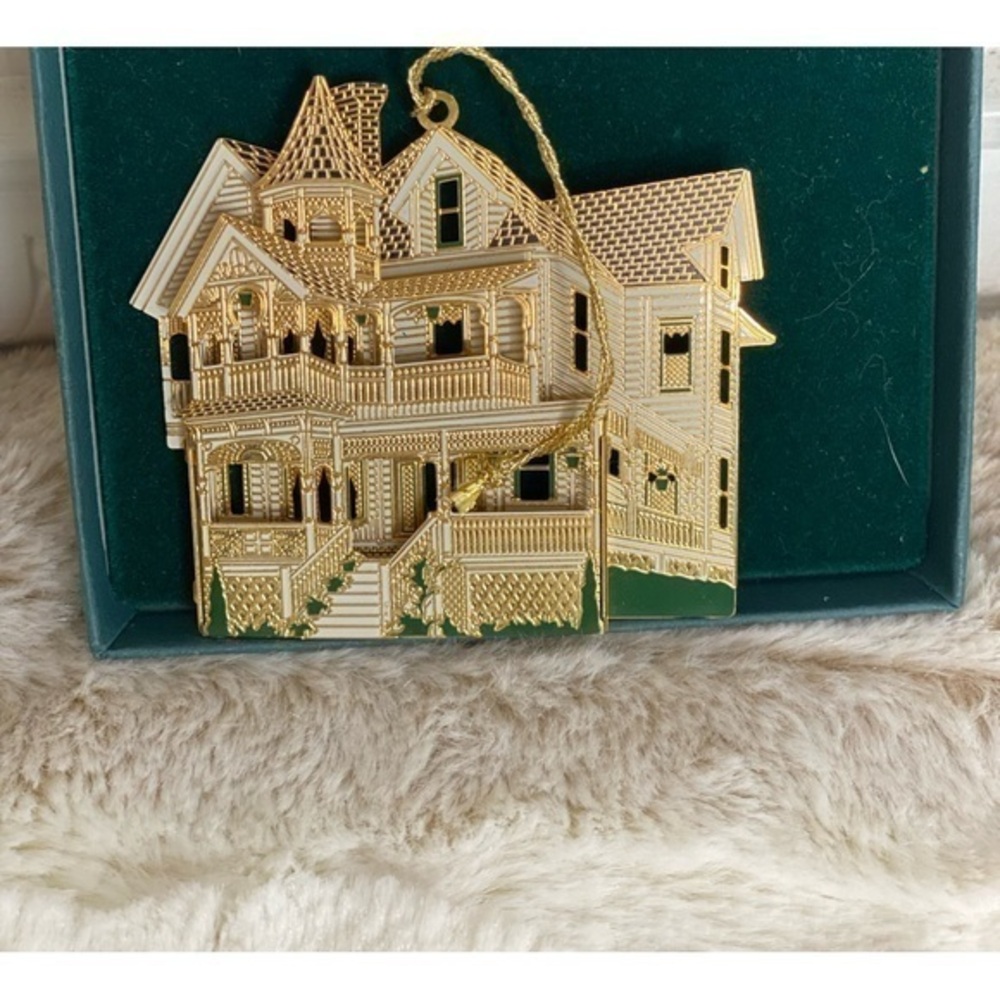🌸ST5 - Sheila’s Collectible Ornament - Riley-Cutler🌸